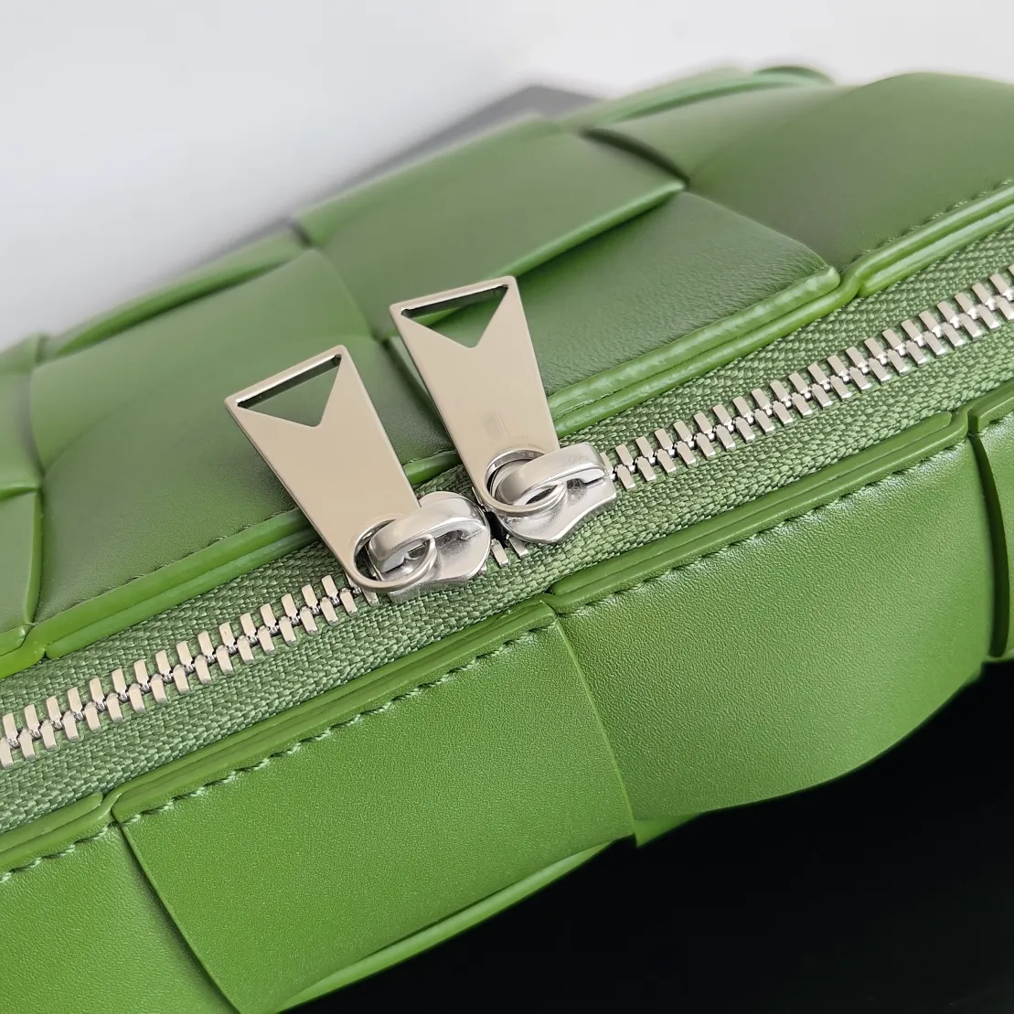 Batch 1960 BV men’s camera bag, BV men’s 2023 SS Pre Spring new camera 📷The zippered Cassette is a bit cool⭕️ Very suitable for babies who like to be low-key and unassuming, this bag is really boyfriend-friendly💪, it should be worn with a windbreaker or sweater in autumn and winter. Imported Italian calfskin, the quality is visible, and the capacity is completely OK. Style number: 730027 Size: 20*15*5